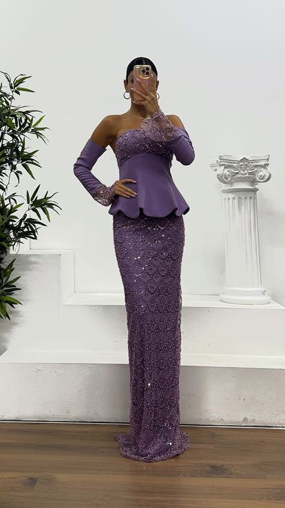 Abito da sera lilla senza spalline ricamato con guanti