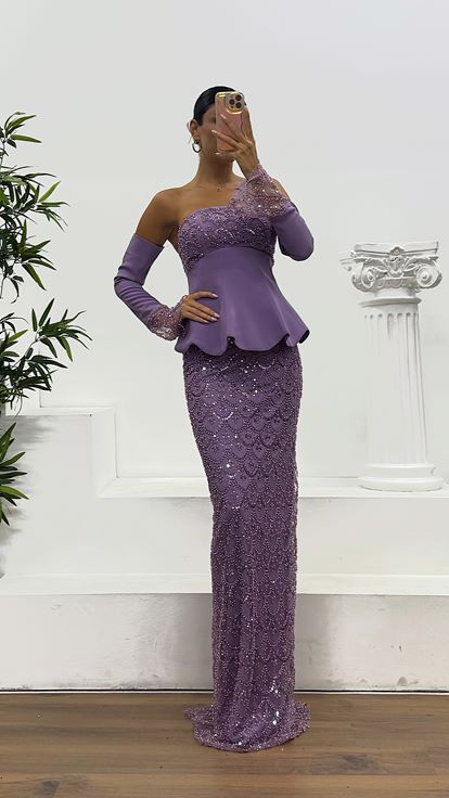 Abito da sera lilla senza spalline ricamato con guanti