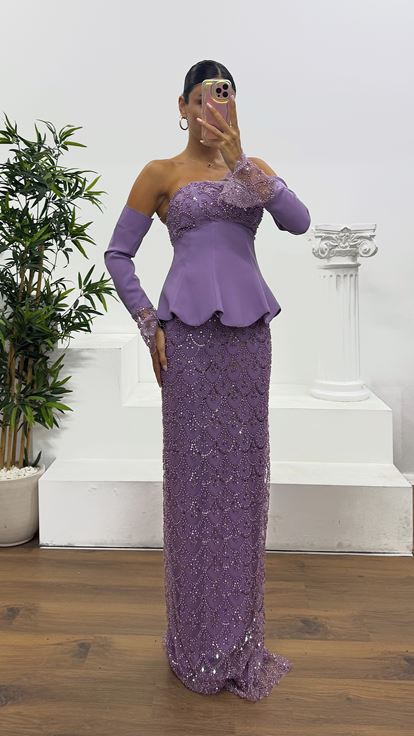 Abito da sera lilla senza spalline ricamato con guanti