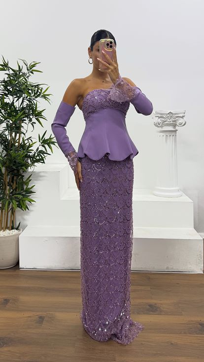 Abito da sera lilla senza spalline ricamato con guanti