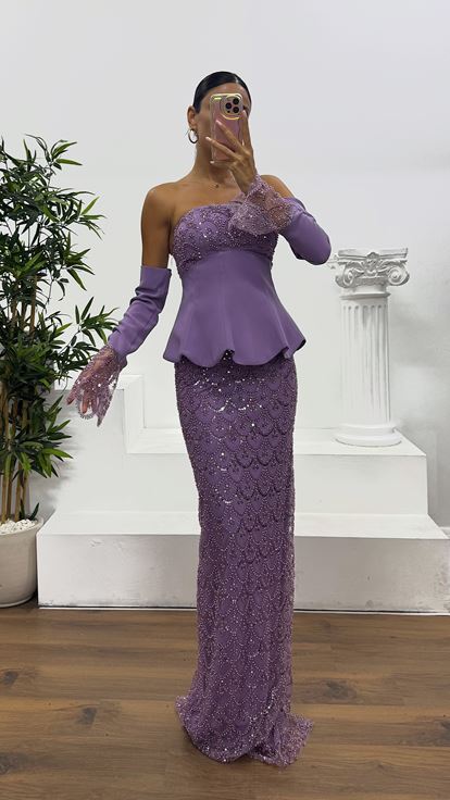 Abito da sera lilla senza spalline ricamato con guanti