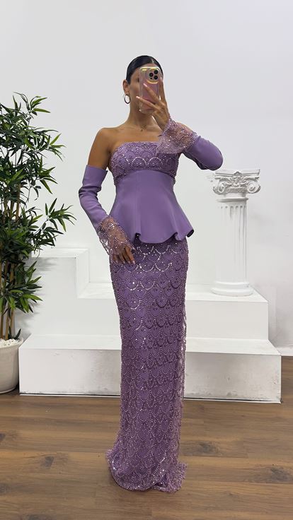 Abito da sera lilla senza spalline ricamato con guanti