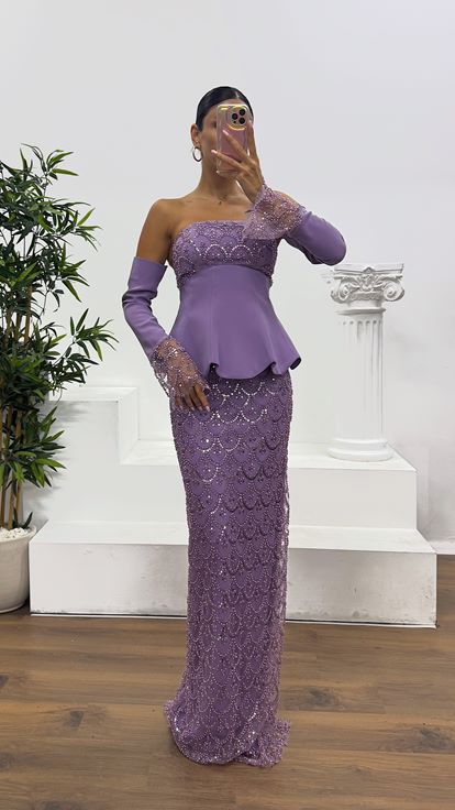 Abito da sera lilla senza spalline ricamato con guanti
