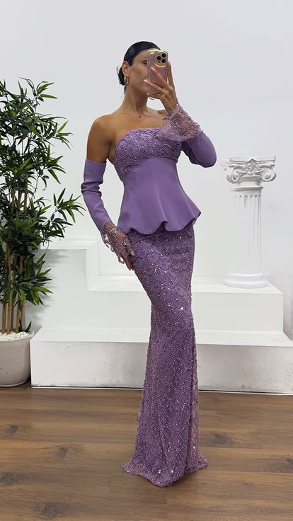 Abito da sera lilla senza spalline ricamato con guanti