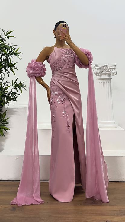 Puderrosa trägerloses Abendkleid mit Stickereien