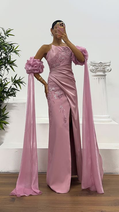 Puderrosa trägerloses Abendkleid mit Stickereien