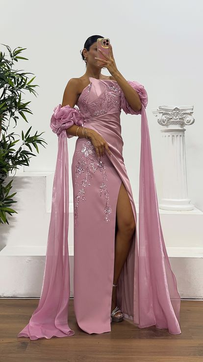 Puderrosa trägerloses Abendkleid mit Stickereien