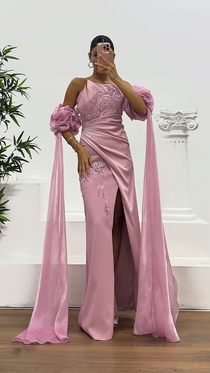 Puderrosa trägerloses Abendkleid mit Stickereien