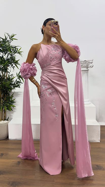 Puderrosa trägerloses Abendkleid mit Stickereien