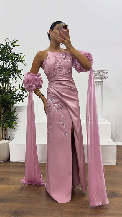 Puderrosa trägerloses Abendkleid mit Stickereien