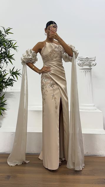 Abito da sera beige senza spalline con dettagli ricamati