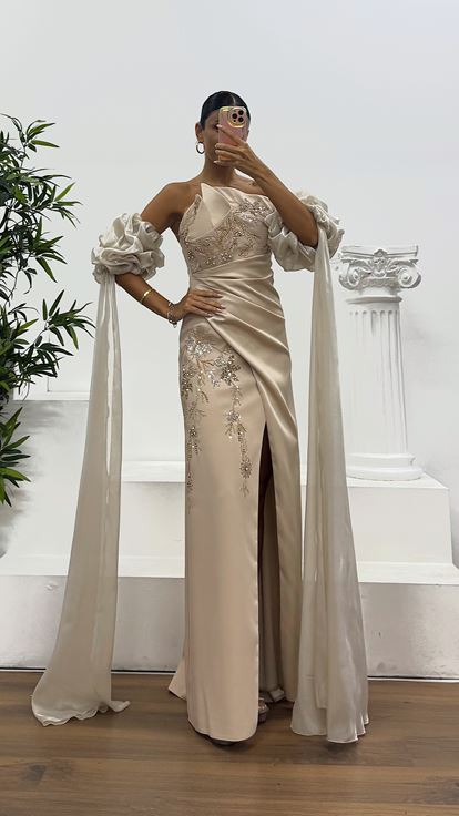 Robe de soirée beige sans bretelles avec détails brodés