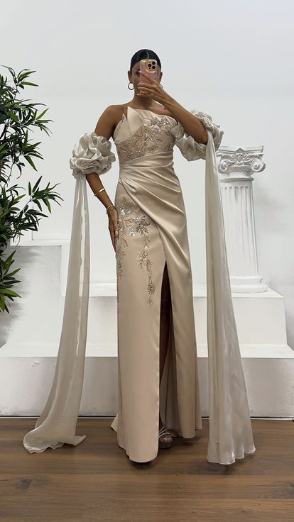 Robe de soirée beige sans bretelles avec détails brodés