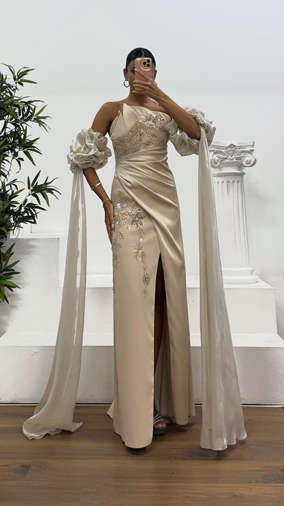 Robe de soirée beige sans bretelles avec détails brodés