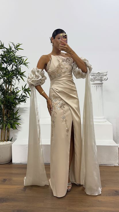 Robe de soirée beige sans bretelles avec détails brodés