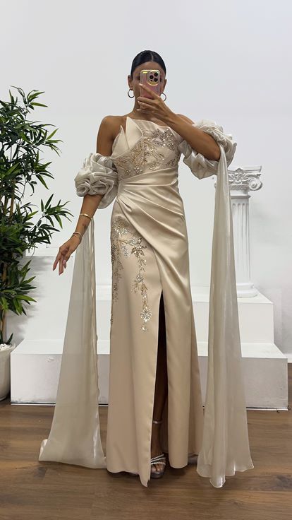 Robe de soirée beige sans bretelles avec détails brodés