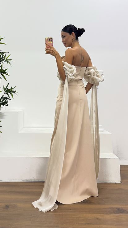 Robe de soirée beige sans bretelles avec détails brodés