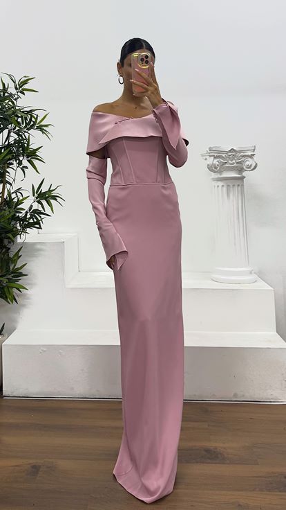 فستان سهرة وردي فاتح بدون حمالات من الساتان مع قفازات