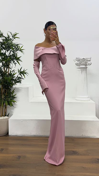 فستان سهرة وردي فاتح بدون حمالات من الساتان مع قفازات