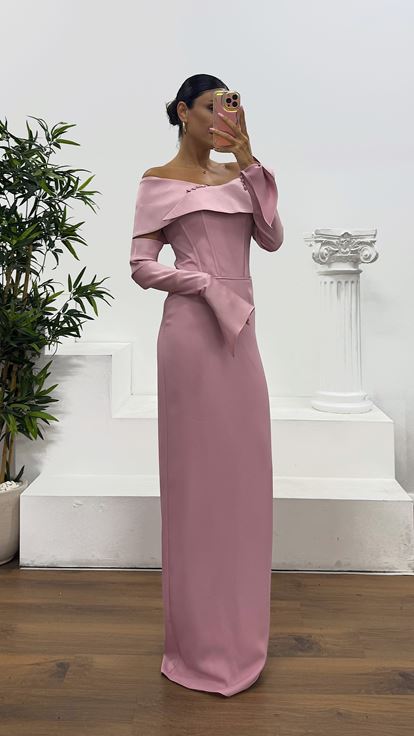 فستان سهرة وردي فاتح بدون حمالات من الساتان مع قفازات