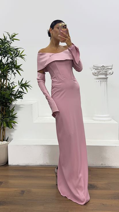 فستان سهرة وردي فاتح بدون حمالات من الساتان مع قفازات