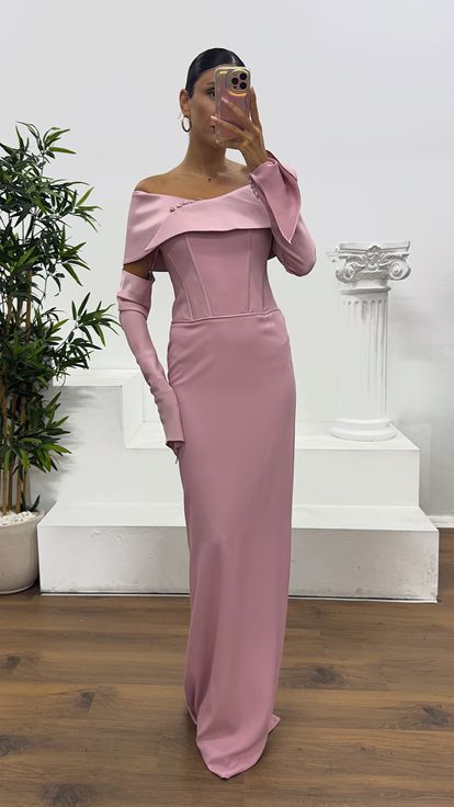 فستان سهرة وردي فاتح بدون حمالات من الساتان مع قفازات