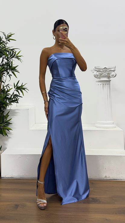Indigoblaues trägerloses Abendkleid aus Satin