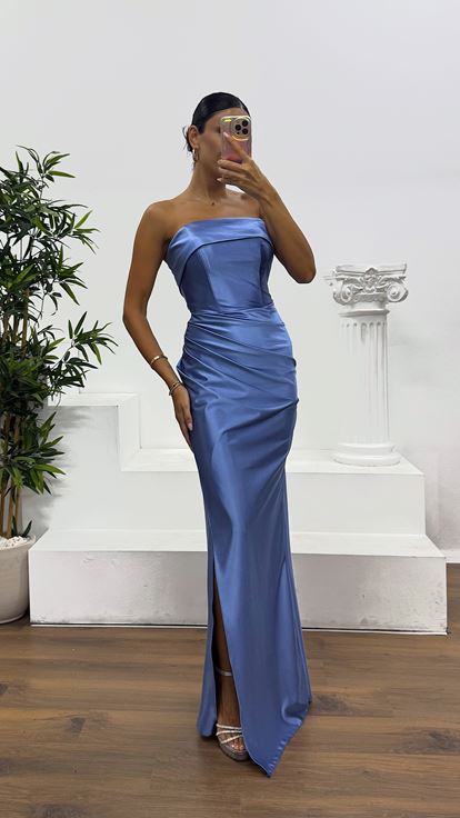 Indigoblaues trägerloses Abendkleid aus Satin