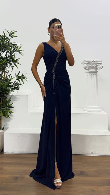 Robe de soirée bleu marine à col en V et détails en chaîne