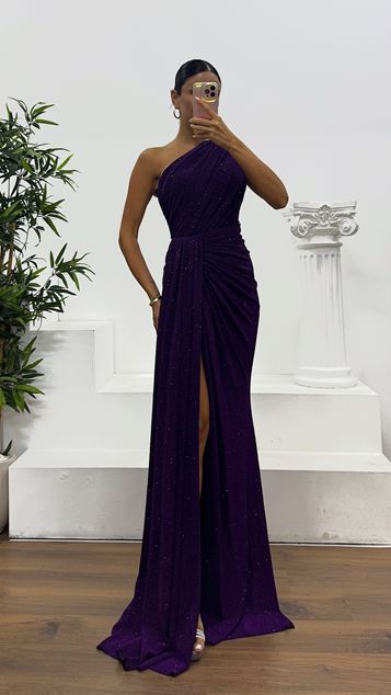Vestido de noche morado con un solo hombro y brillo