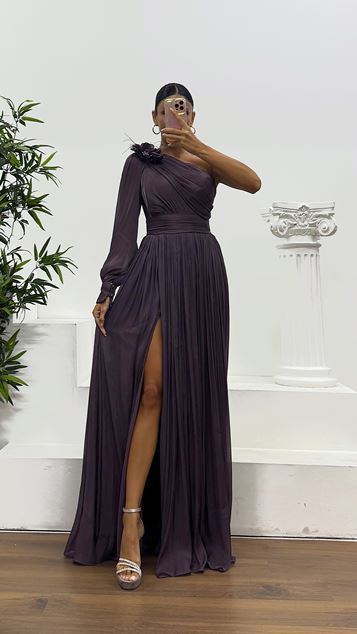 Dunkellilafarbenes, plissiertes Abendkleid mit einem Ärmel