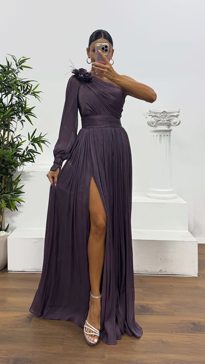 Koyu Lila Tek Kol Piliseli Abiye Elbise
