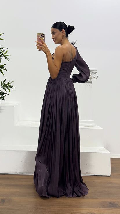 Koyu Lila Tek Kol Piliseli Abiye Elbise