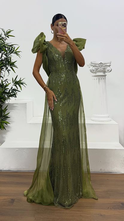 Vestido de noche color caqui con escote en V y mangas de tul 