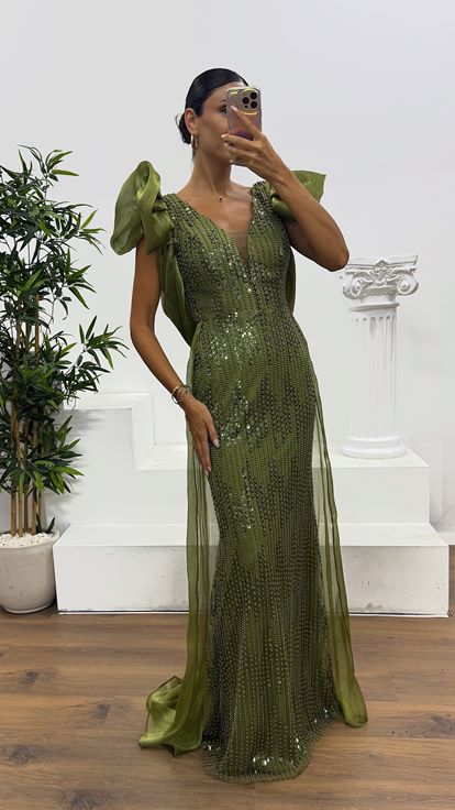 Vestido de noche color caqui con escote en V y mangas de tul 