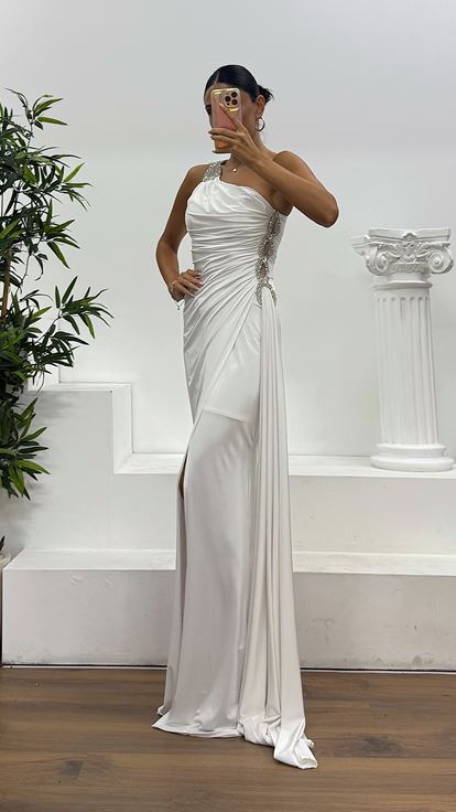 Vestido de noche drapeado con bordado de piedras y detalle en la cintura con un solo hombro en forma de hueso
