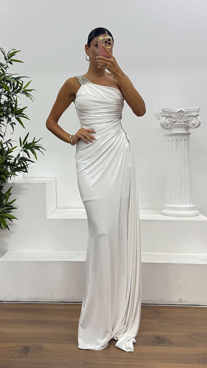 Vestido de noche drapeado con bordado de piedras y detalle en la cintura con un solo hombro en forma de hueso