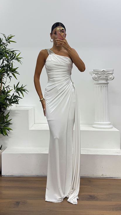 Vestido de noche drapeado con bordado de piedras y detalle en la cintura con un solo hombro en forma de hueso