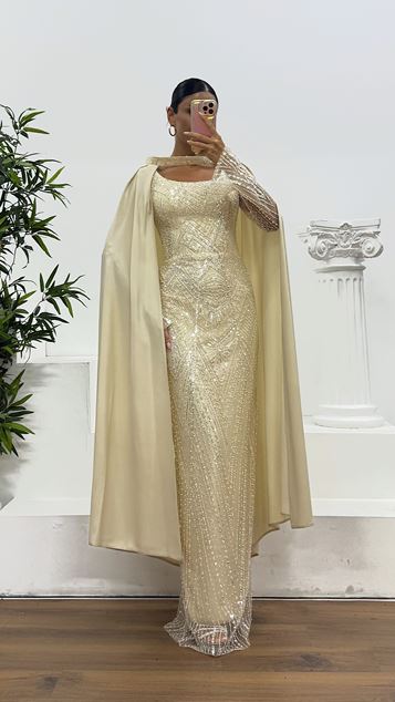 Robe de soirée brodée à col carré et détail cape