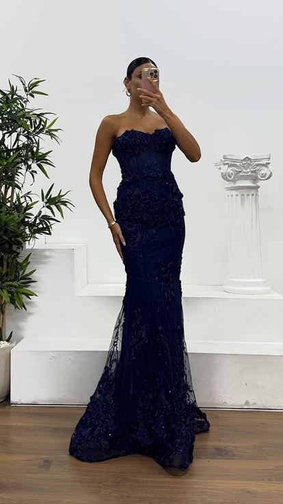 Abito da sera blu navy senza spalline con dettagli in rosa trasparente