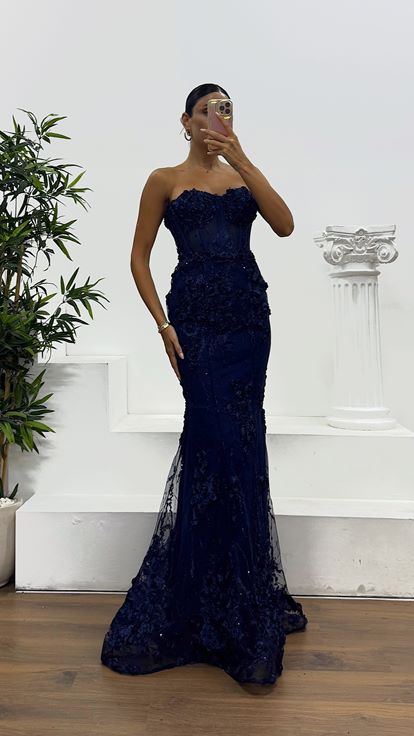 Abito da sera blu navy senza spalline con dettagli in rosa trasparente