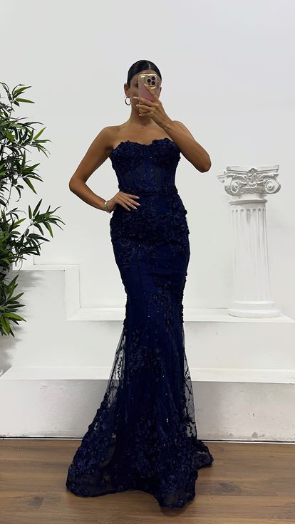 Abito da sera blu navy senza spalline con dettagli in rosa trasparente