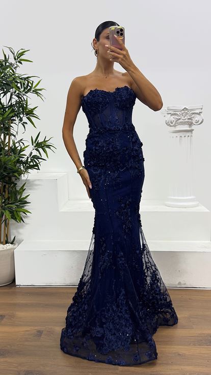 Abito da sera blu navy senza spalline con dettagli in rosa trasparente