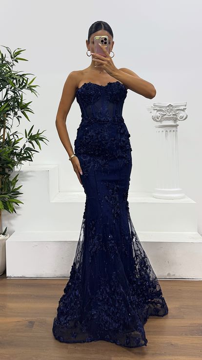 Abito da sera blu navy senza spalline con dettagli in rosa trasparente